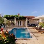 Πανσιόν Mit Pool Ρόβινι