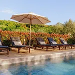 Mit Pool Ρόβινι